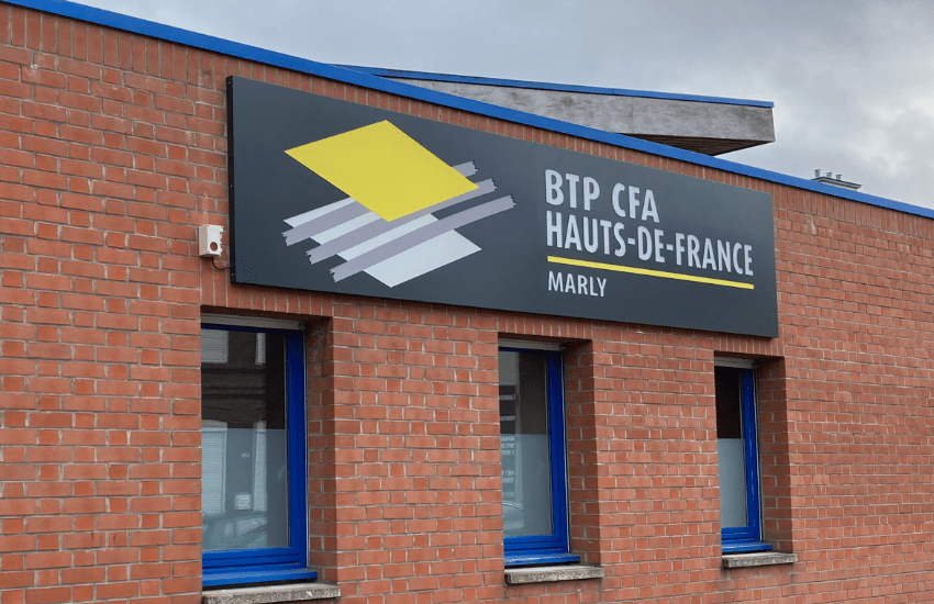 Façade avec large caisson enseigne personnalisé