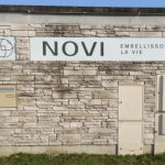 Panneau enseigne personnalisé sur un bâtiment