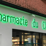 Enseigne rétro-éclairée allumée sur la devanture d'une pharmacie
