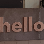 Enseigne bois personnalisée avec lettrage découpé