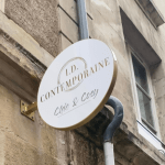 Photo d'une enseigne drapeau ronde