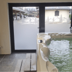 Photo d'un intérieur avec vitrine recouverte d'un film dépoli avec décorations découpées