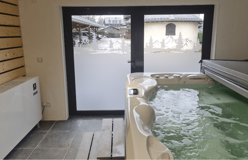 Photo d'un intérieur avec vitrine recouverte d'un film dépoli avec décorations découpées