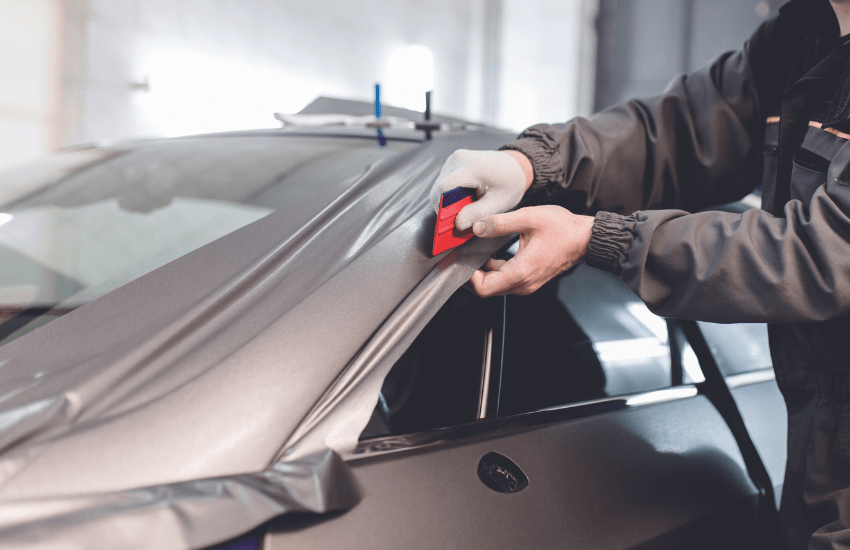 Pose d'un adhésif sur une voiture