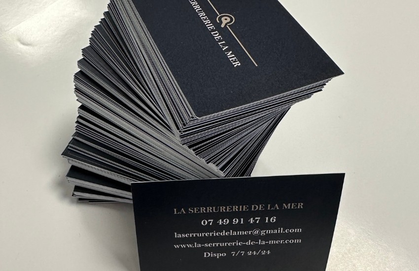 Photo d'une pile de cartes de visites personnalisées