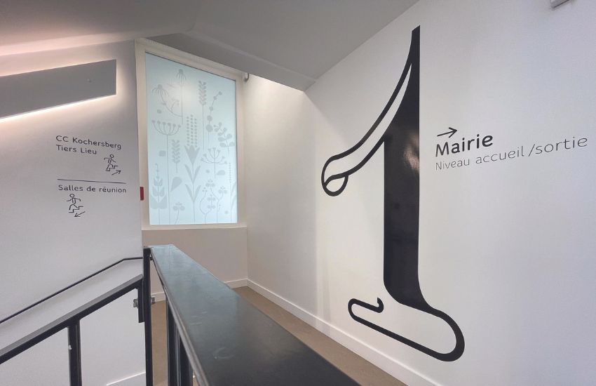 Photo d'un décoration murale informative et directionnelle