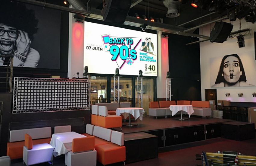 Photo d'un écran LED en intérieur