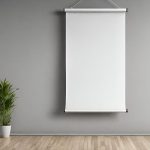 Photo d'un kakemono publicitaire vierge suspendu à un mur