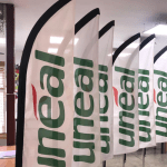 Photo d'une rangée de plusieurs mâts drapeaux