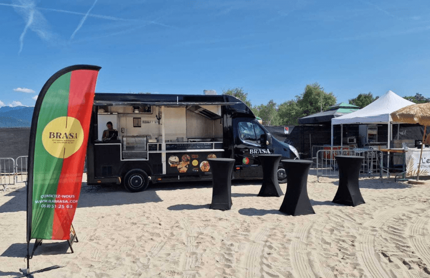 Photo d'un mât drapeau sur une plage